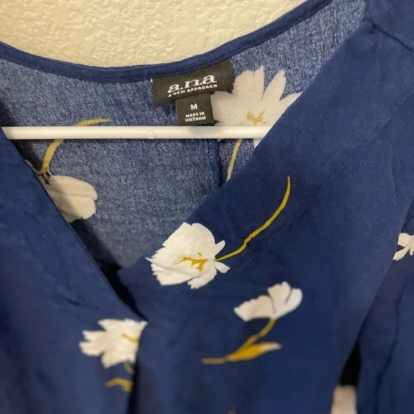 A.N.A women’s blue and white V-neck Flower blouse size M - Picture 2 of 3